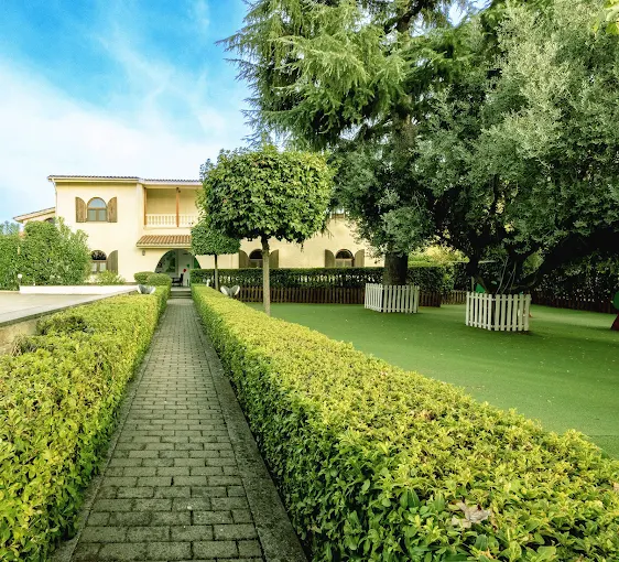 Viale alberato e giardino con prato della villa
