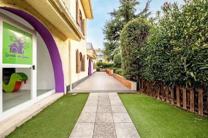 Ingresso della villa con arco lilla Scuola dei Sogni